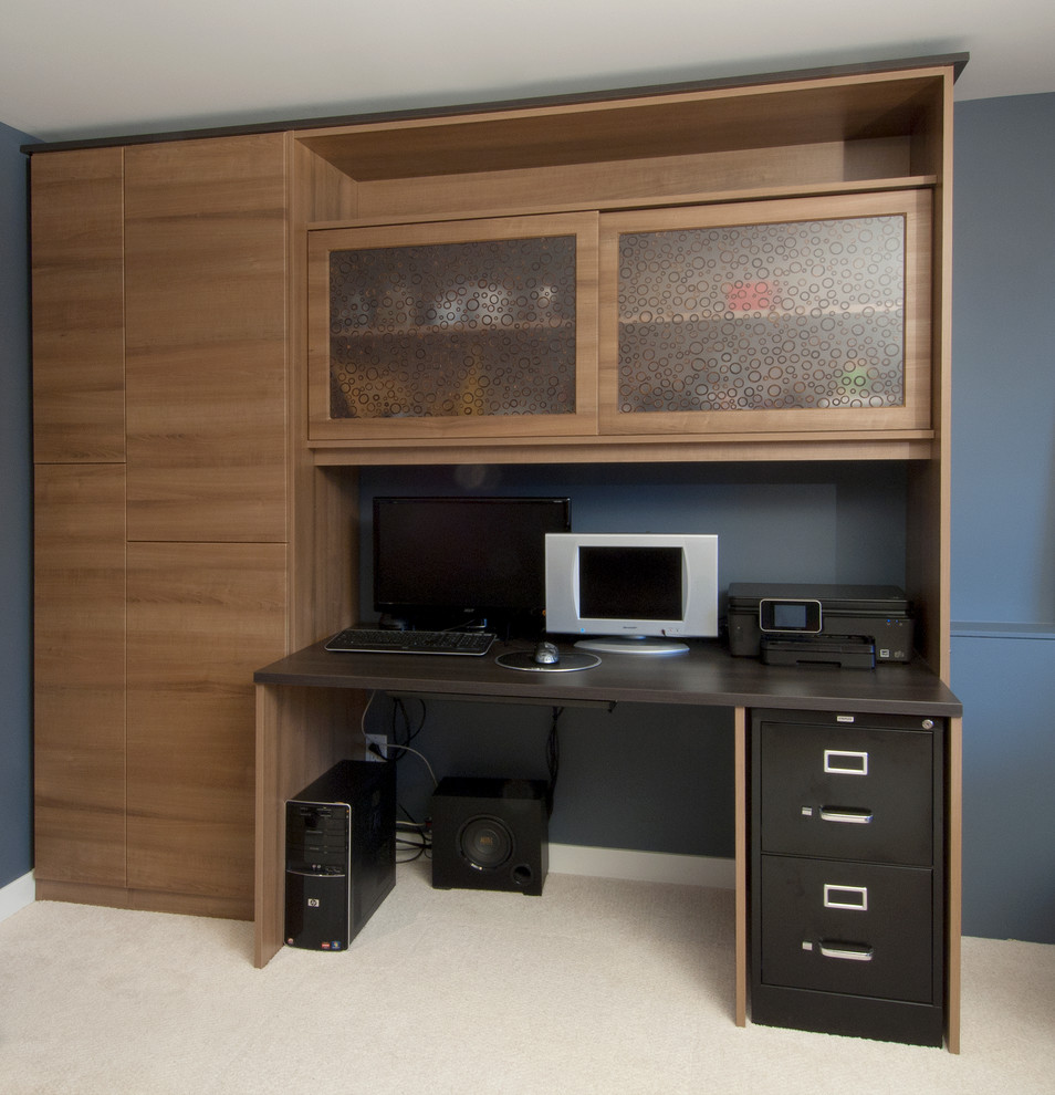 Idées déco pour un petit bureau classique avec un mur bleu, moquette et un bureau intégré.