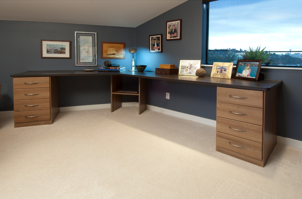 Foto de despacho clásico renovado con paredes azules, moqueta y escritorio independiente