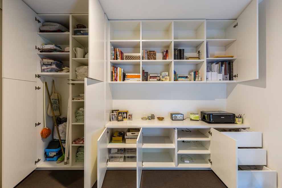 Cette image montre un bureau design de taille moyenne avec un mur blanc, moquette et un sol marron.