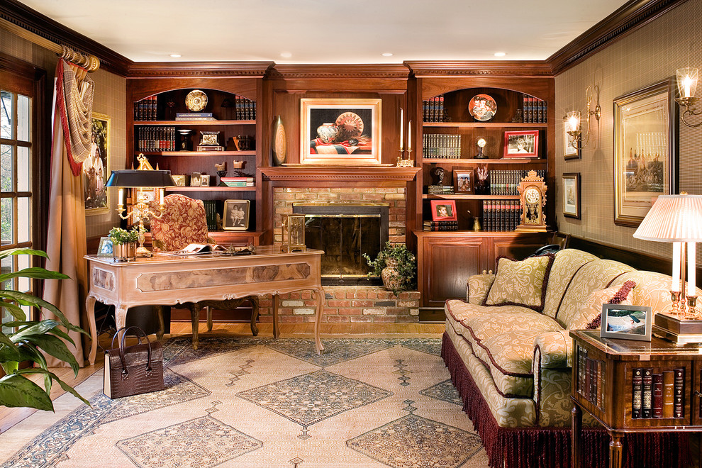 На фото: кабинет в классическом стиле с фасадом камина из кирпича и стандартным камином
