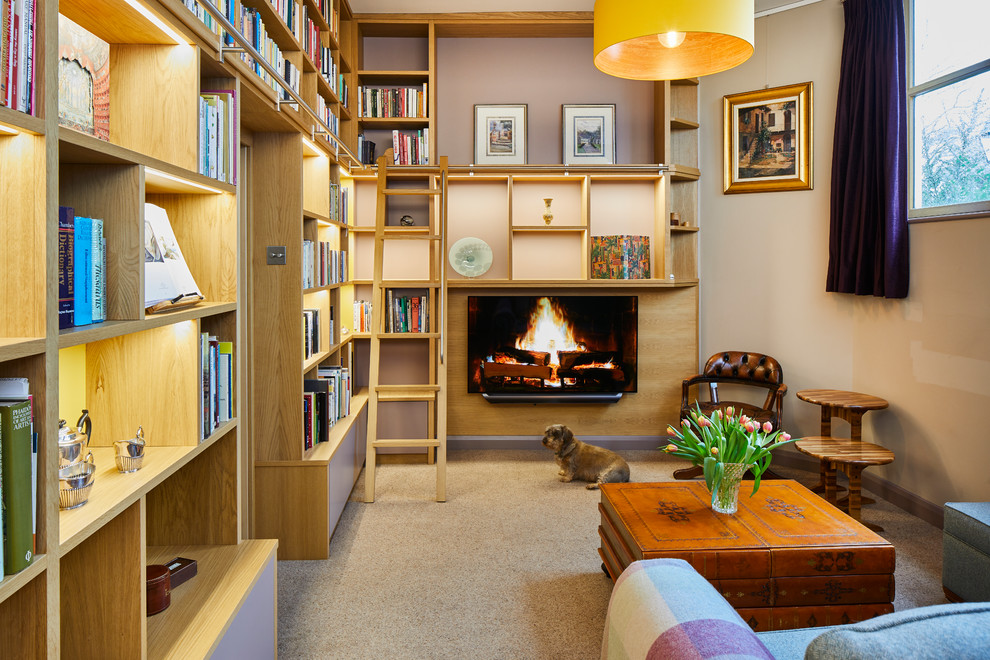 Foto di un grande studio design con moquette, pavimento beige, libreria e pareti beige