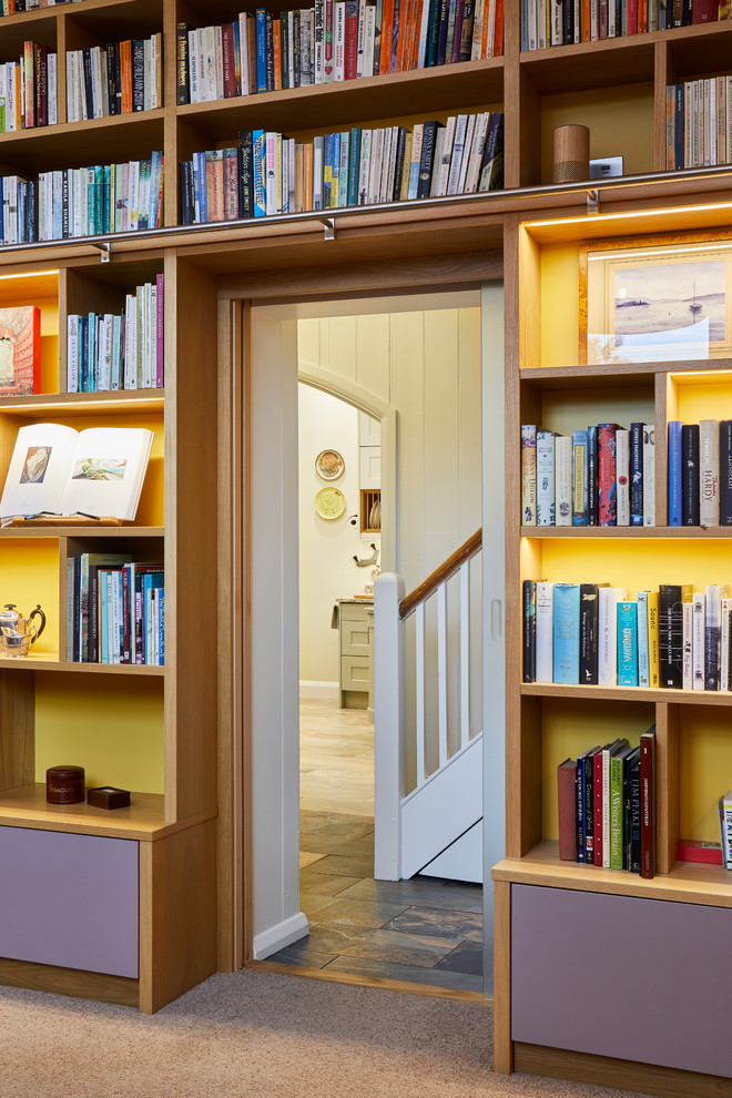 Inspiration för ett stort funkis hemmabibliotek, med flerfärgade väggar, heltäckningsmatta, ett inbyggt skrivbord och beiget golv