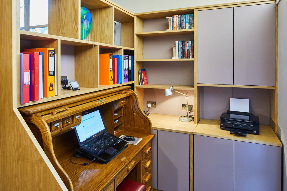 Immagine di un grande ufficio minimal con pareti multicolore, moquette, nessun camino, scrivania incassata e pavimento beige