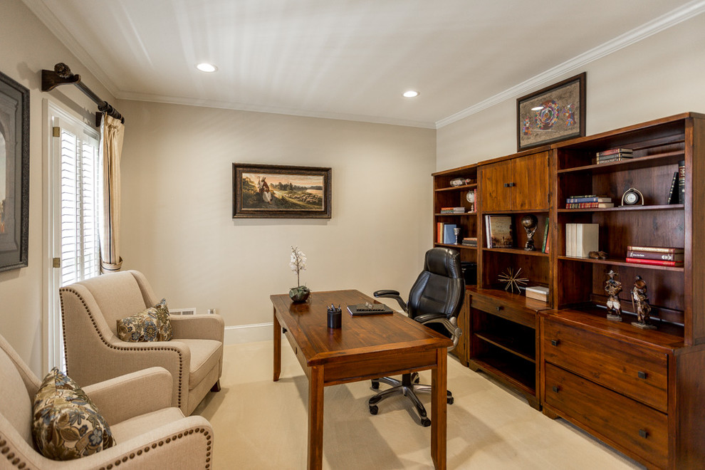 Foto di un ufficio classico di medie dimensioni con pareti beige, moquette, nessun camino e scrivania autoportante