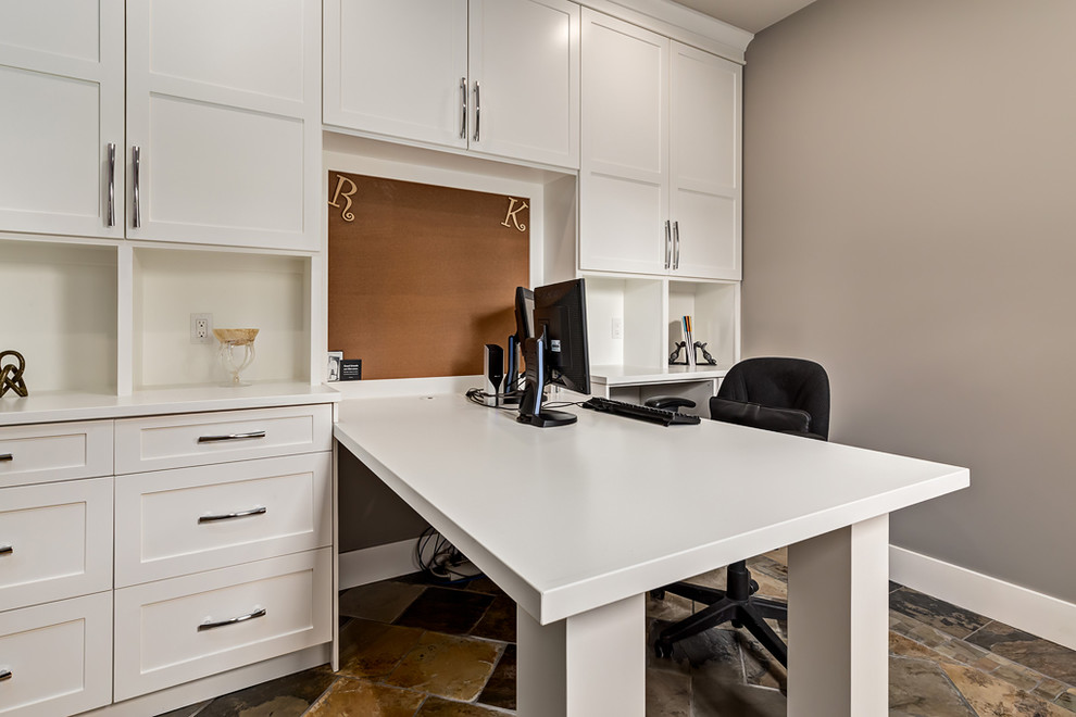Foto di un ufficio classico con pavimento con piastrelle in ceramica, scrivania incassata e pareti grigie