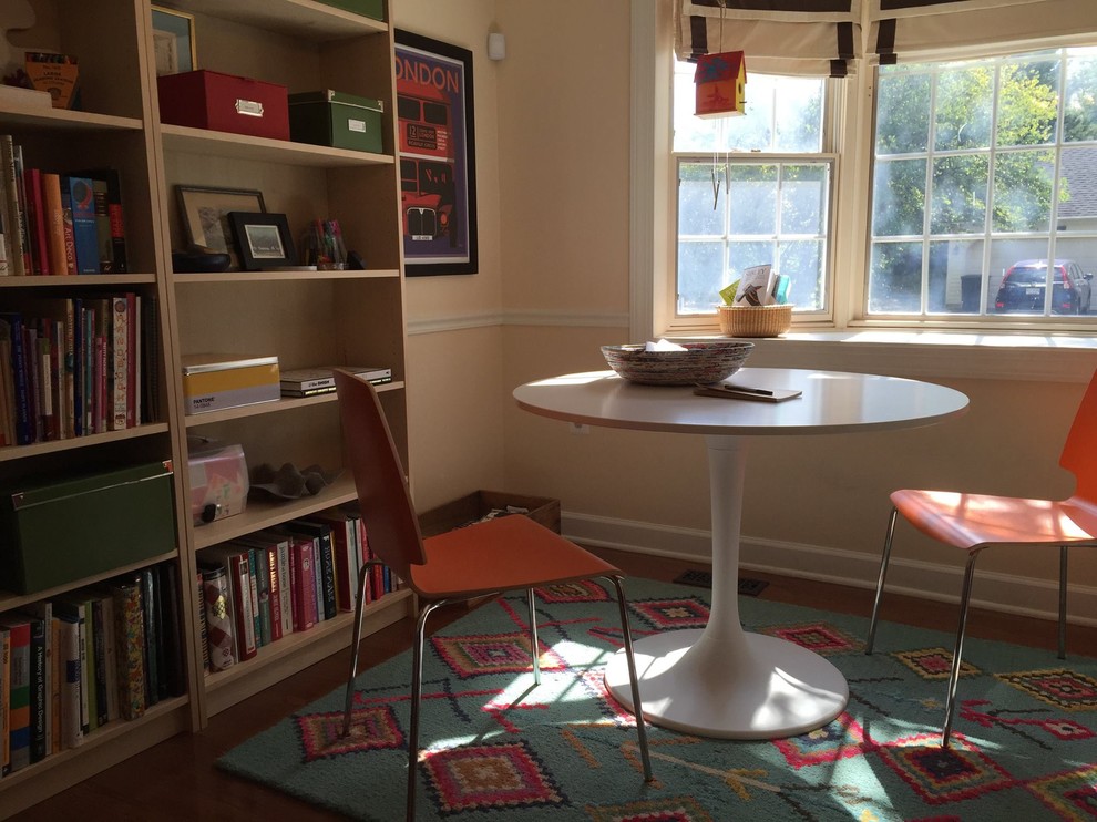 Idéer för att renovera ett mellanstort vintage hemmastudio, med ett fristående skrivbord
