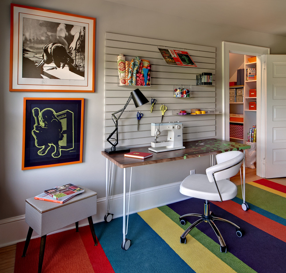 Cette photo montre un bureau tendance avec un mur gris et un bureau indépendant.