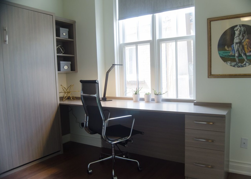 Inspiration för små moderna arbetsrum, med vita väggar, mörkt trägolv, ett inbyggt skrivbord och brunt golv