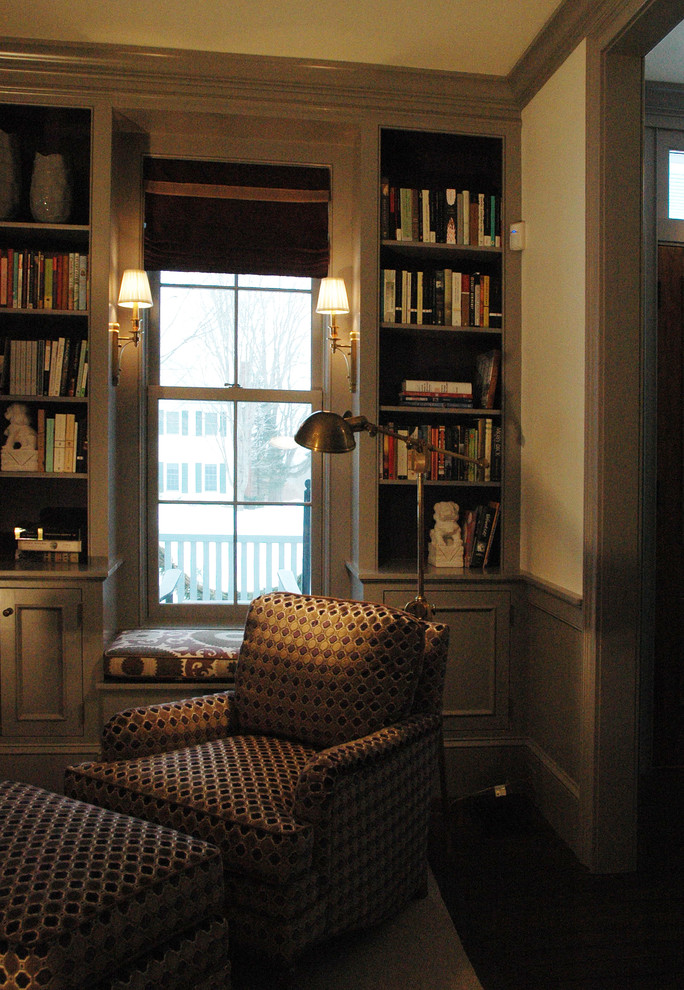 Foto di un ufficio classico di medie dimensioni con pareti beige e pavimento in legno massello medio