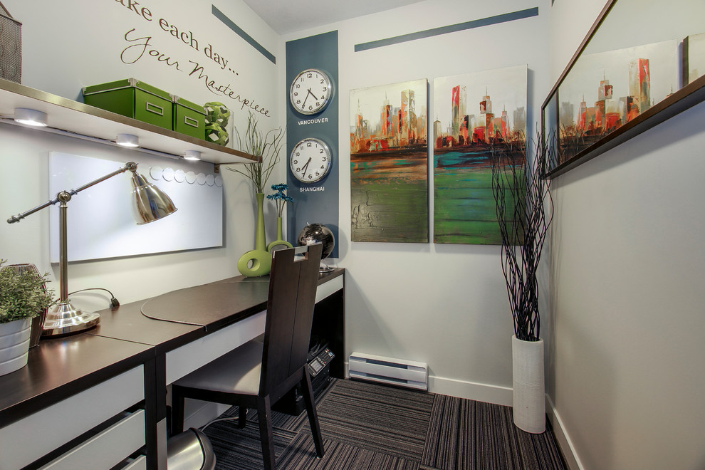 Ejemplo de despacho contemporáneo pequeño con paredes azules, suelo de linóleo, escritorio independiente y suelo negro