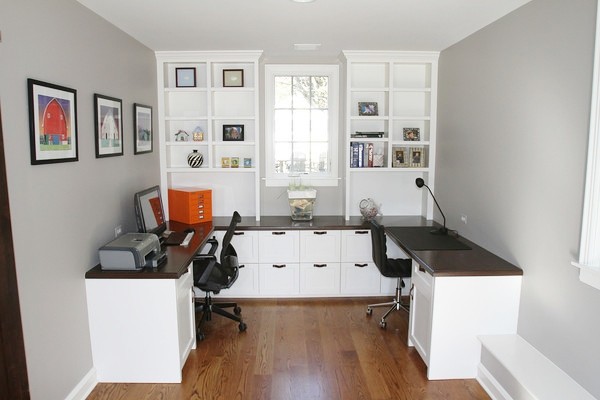 Ejemplo de despacho tradicional de tamaño medio con escritorio empotrado
