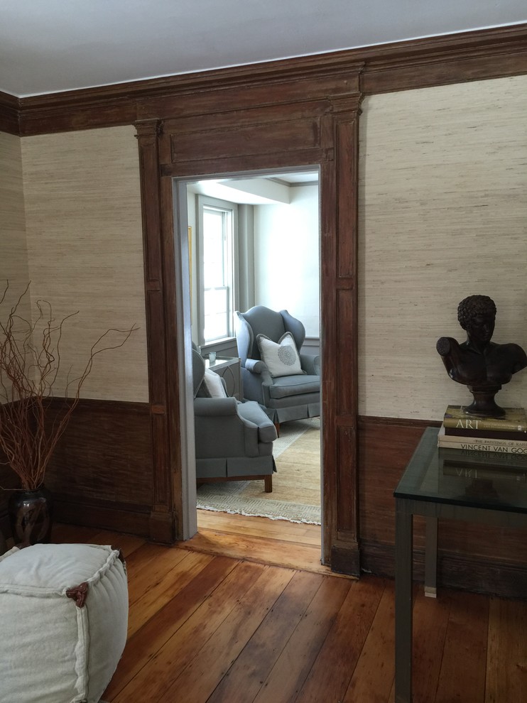 Ejemplo de despacho ecléctico de tamaño medio con paredes beige, suelo de madera en tonos medios, todas las chimeneas, marco de chimenea de yeso y escritorio independiente