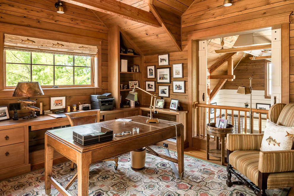 Imagen de despacho rústico con paredes marrones, suelo de madera en tonos medios, escritorio independiente y suelo marrón