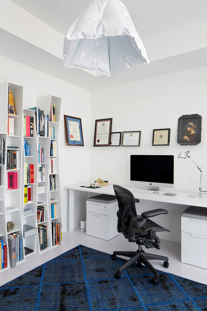 Modernes Arbeitszimmer mit weißer Wandfarbe und freistehendem Schreibtisch in Toronto