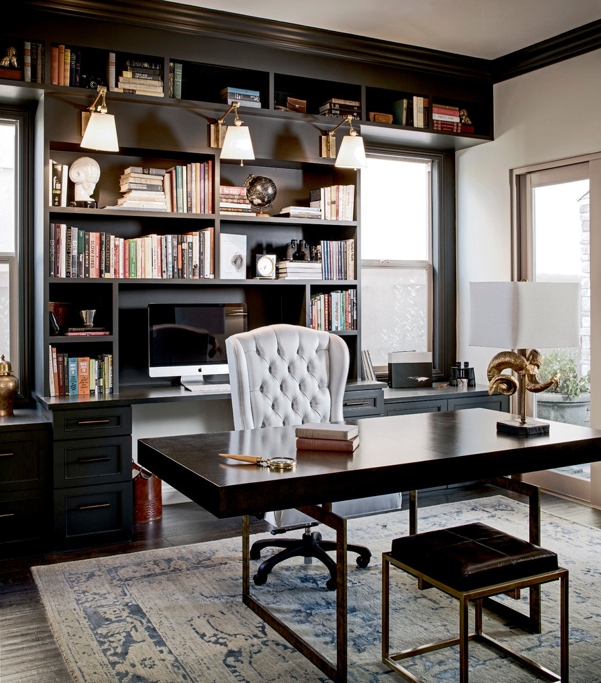 Ejemplo de despacho clásico grande sin chimenea con paredes beige, suelo de madera oscura y escritorio independiente