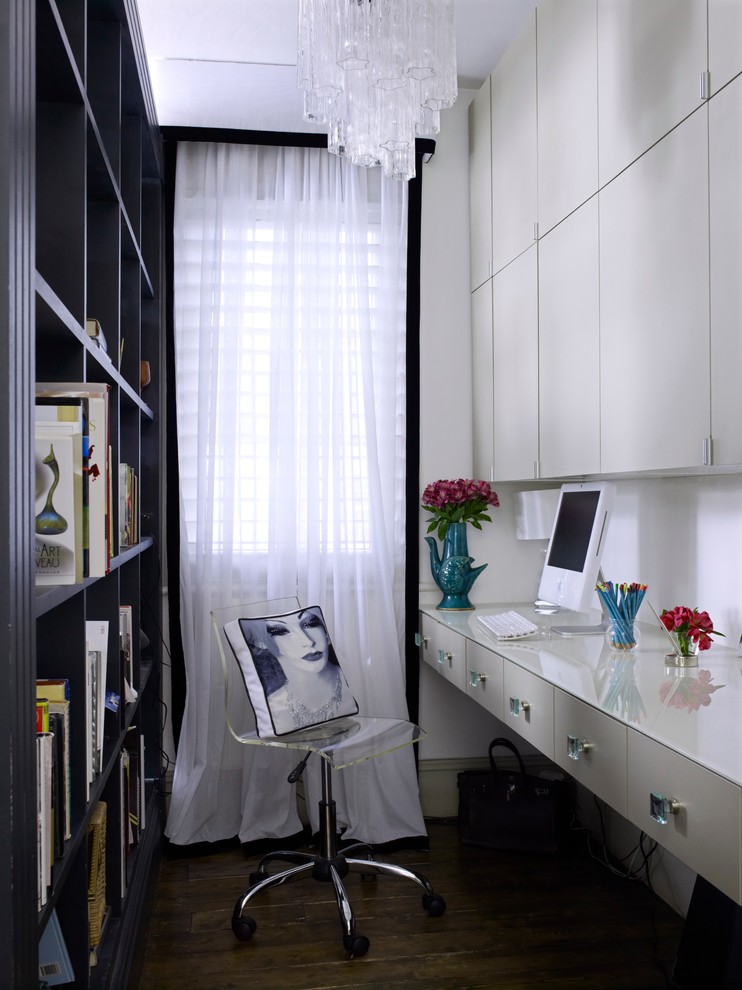 Idéer för ett mellanstort klassiskt arbetsrum, med vita väggar, mörkt trägolv, ett inbyggt skrivbord, ett bibliotek och brunt golv