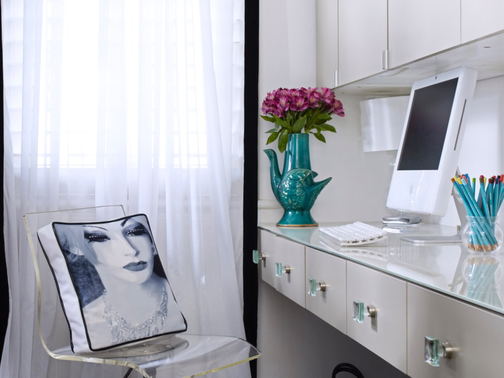 Bild på ett eklektiskt arbetsrum, med vita väggar, mörkt trägolv och ett inbyggt skrivbord