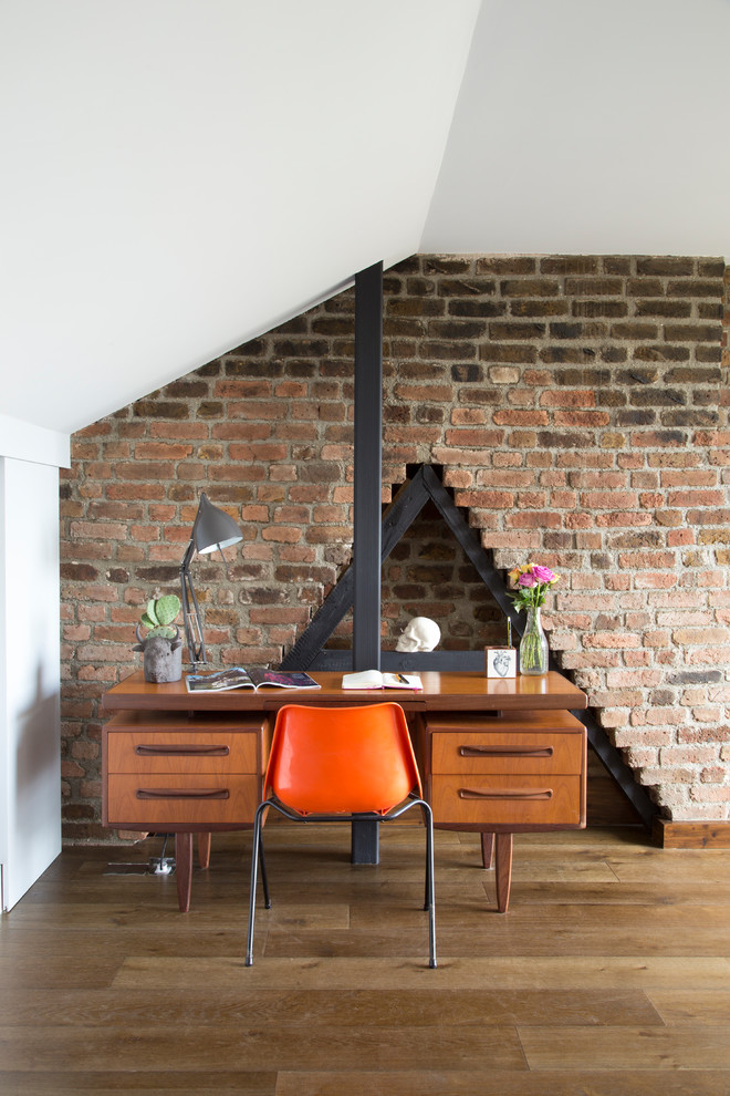 Cette photo montre un bureau tendance de taille moyenne avec un bureau indépendant, un sol marron, un mur rouge et un sol en bois brun.