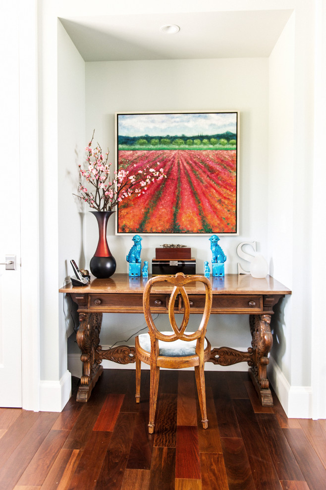 Imagen de despacho tradicional pequeño con paredes blancas, suelo de madera en tonos medios y escritorio independiente