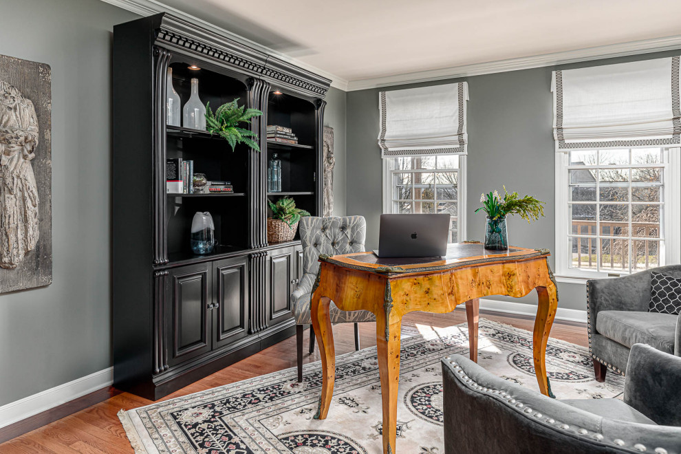 フィラデルフィアにある高級な広いシャビーシック調のおしゃれなホームオフィス・書斎 (ライブラリー、グレーの壁、無垢フローリング、自立型机、茶色い床) の写真