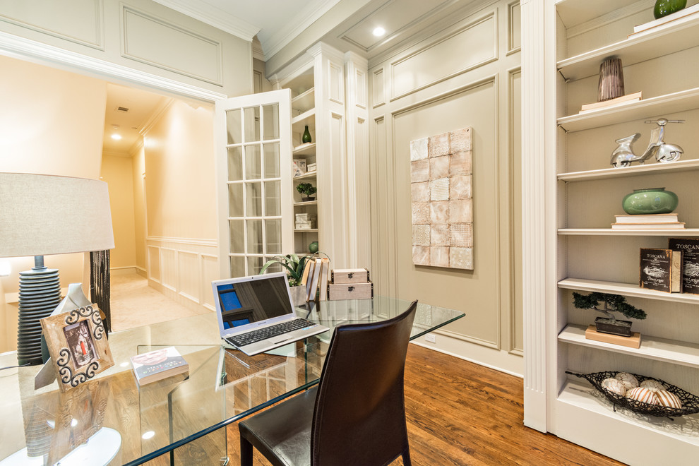 Home office - traditional home office idea in Dallas