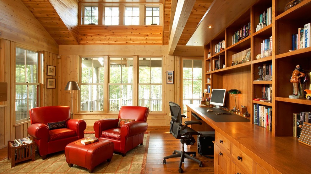 Diseño de despacho rural de tamaño medio con paredes marrones, suelo de madera en tonos medios, escritorio empotrado y suelo marrón