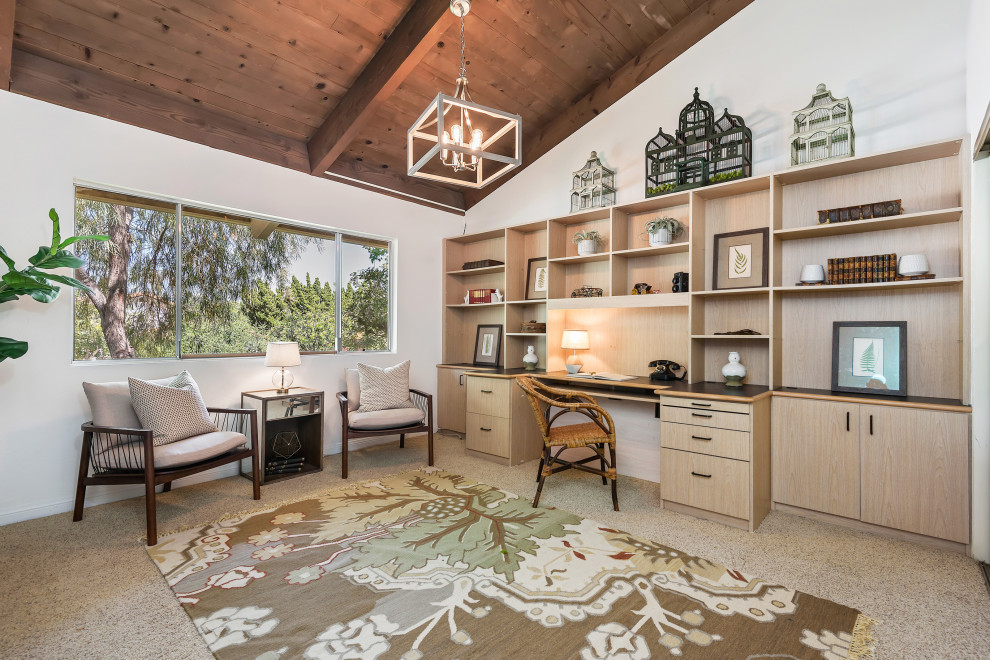 Modernes Arbeitszimmer mit weißer Wandfarbe, Teppichboden, Einbau-Schreibtisch, beigem Boden, gewölbter Decke und Holzdecke in Santa Barbara