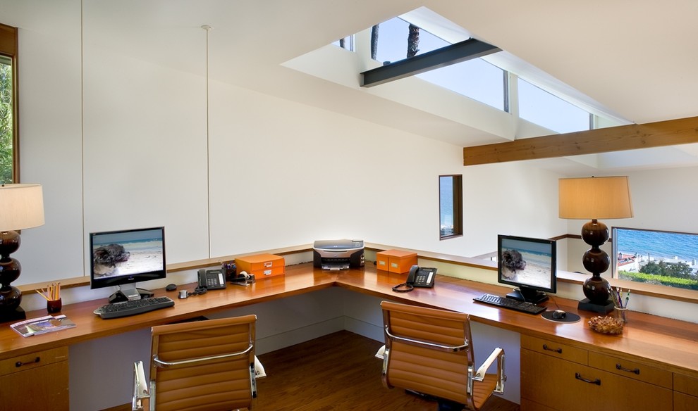 Пример оригинального дизайна: кабинет в современном стиле с встроенным рабочим столом