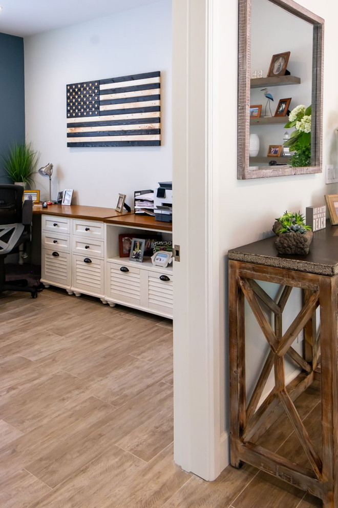 Idéer för mellanstora maritima arbetsrum, med blå väggar, klinkergolv i porslin, ett fristående skrivbord och grått golv