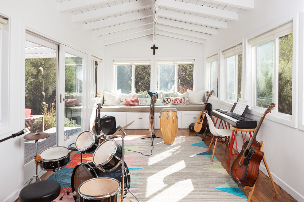 Mittelgroßes Maritimes Arbeitszimmer mit Studio, weißer Wandfarbe und braunem Holzboden in Los Angeles