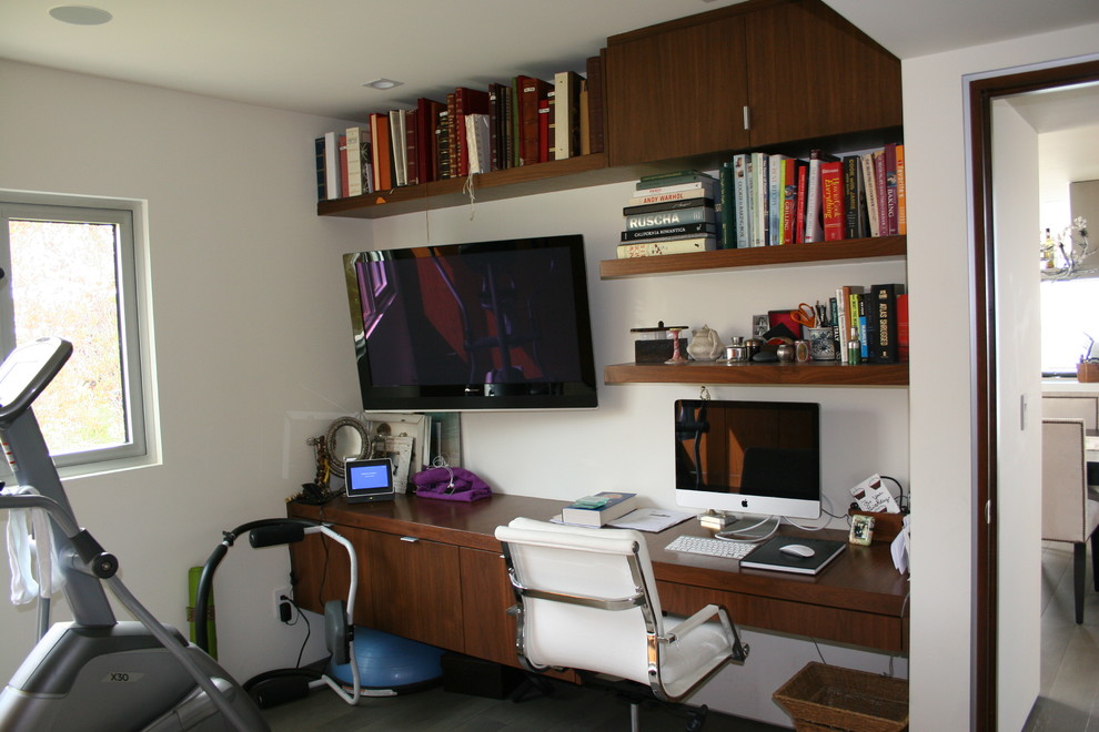 Minimalist home office photo in Los Angeles