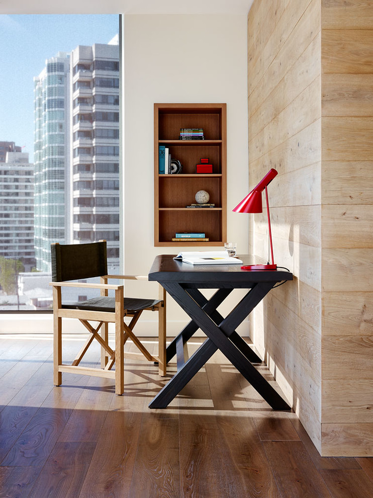 Foto de despacho actual de tamaño medio con paredes blancas, suelo de madera oscura y escritorio independiente