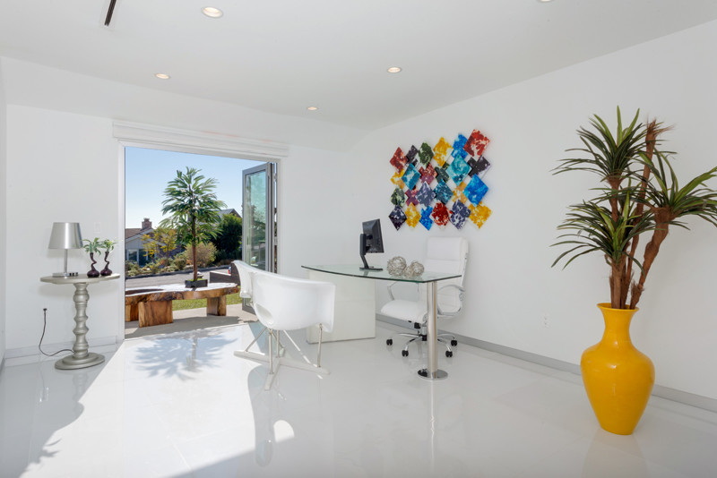 Foto di uno studio minimalista di medie dimensioni con pareti bianche, pavimento con piastrelle in ceramica e scrivania autoportante