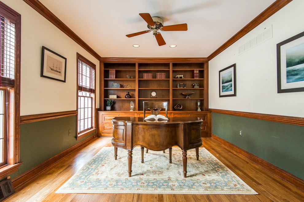 Esempio di un ufficio chic di medie dimensioni con pavimento in legno massello medio, pareti multicolore, scrivania autoportante e pavimento marrone