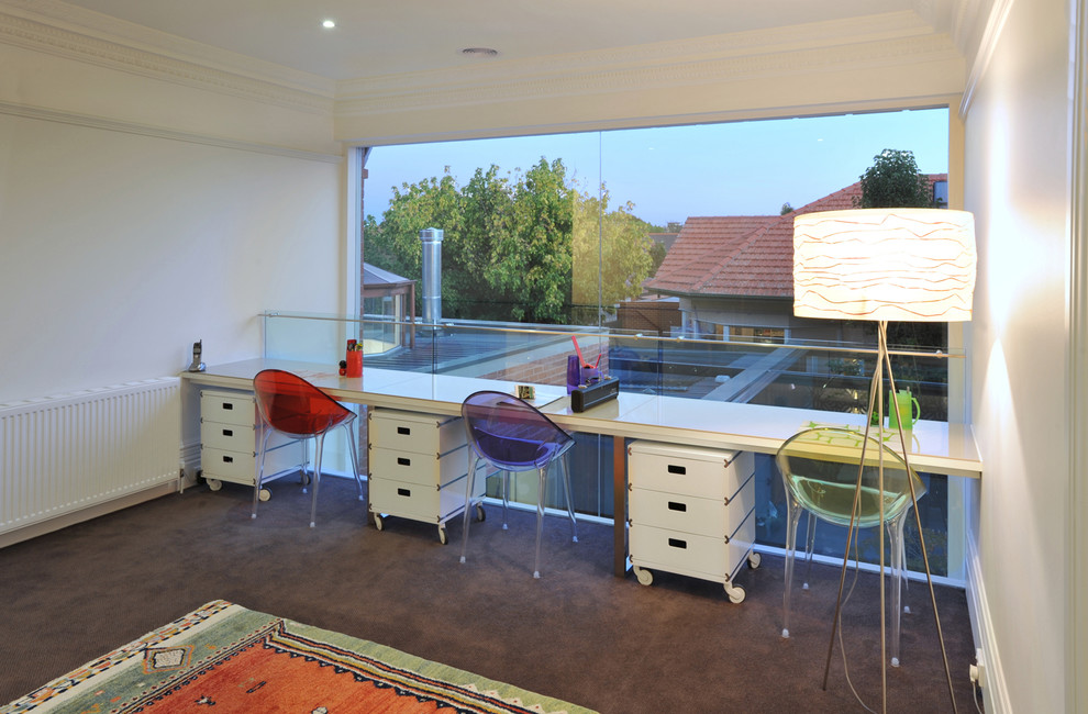 Modernes Arbeitszimmer mit Arbeitsplatz, weißer Wandfarbe, Teppichboden und Einbau-Schreibtisch in Melbourne