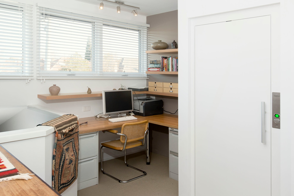 Esempio di un piccolo ufficio contemporaneo con scrivania incassata