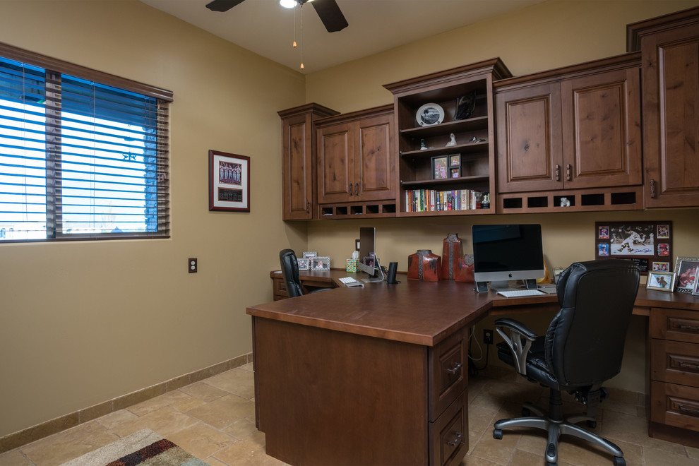 Mittelgroßes Modernes Arbeitszimmer mit beiger Wandfarbe, Keramikboden, Einbau-Schreibtisch und Arbeitsplatz in Phoenix
