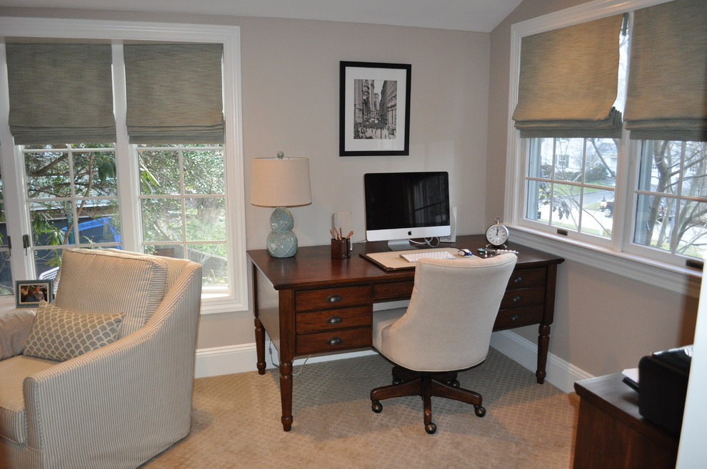 Cette photo montre un bureau chic de taille moyenne avec un mur beige, moquette, aucune cheminée et un bureau indépendant.