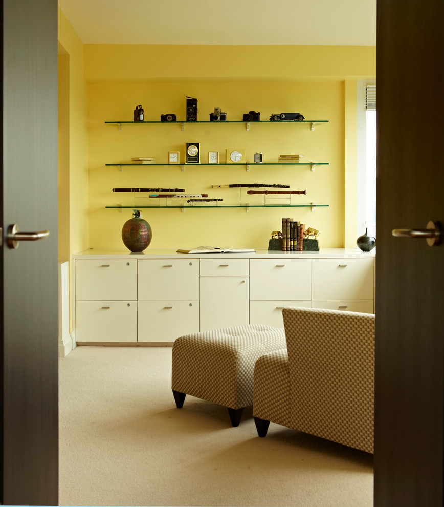 Пример оригинального дизайна: рабочее место среднего размера в стиле неоклассика (современная классика) с желтыми стенами и ковровым покрытием без камина