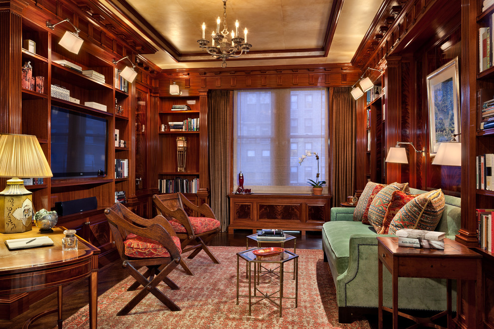 Inspiration för mellanstora klassiska hemmabibliotek, med bruna väggar, mellanmörkt trägolv och ett fristående skrivbord