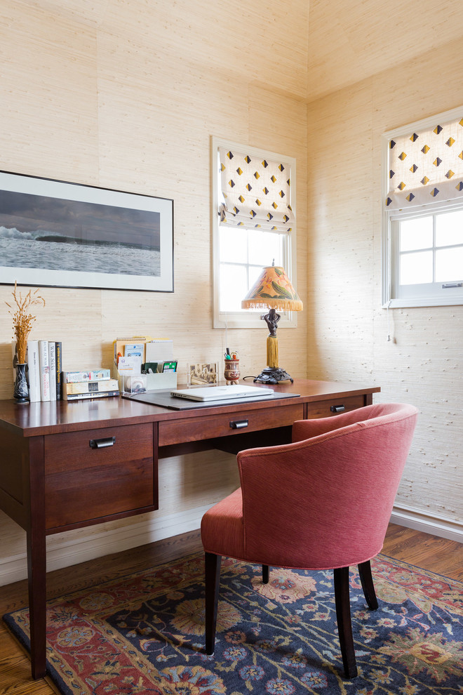 Inspiration för ett mellanstort eklektiskt arbetsrum, med ljust trägolv, beige väggar, ett fristående skrivbord och brunt golv