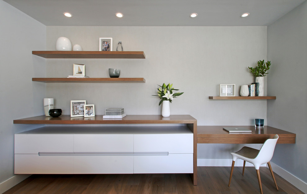 Inspiration för ett funkis arbetsrum, med grå väggar, mörkt trägolv och ett inbyggt skrivbord