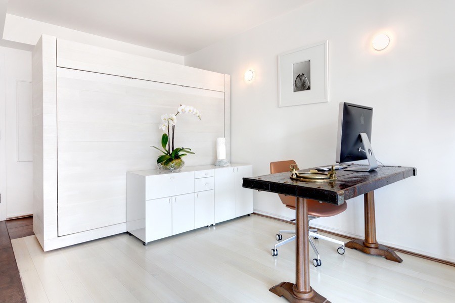 На фото: домашняя мастерская среднего размера в стиле модернизм с светлым паркетным полом, отдельно стоящим рабочим столом и белыми стенами без камина