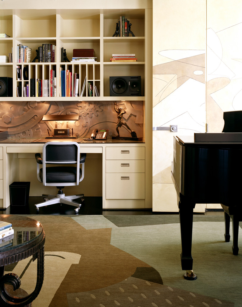 Diseño de despacho ecléctico sin chimenea con escritorio empotrado, paredes multicolor, suelo de madera oscura y suelo negro