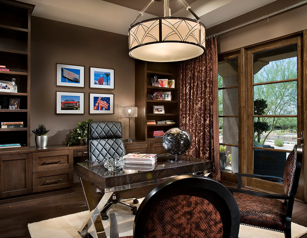 Источник вдохновения для домашнего уюта: кабинет в современном стиле с коричневыми стенами, темным паркетным полом, отдельно стоящим рабочим столом и коричневым полом