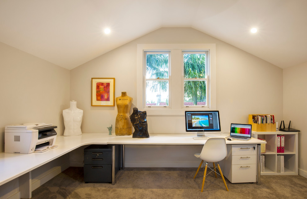 Idee per un grande atelier stile marinaro con pareti bianche, moquette e scrivania autoportante