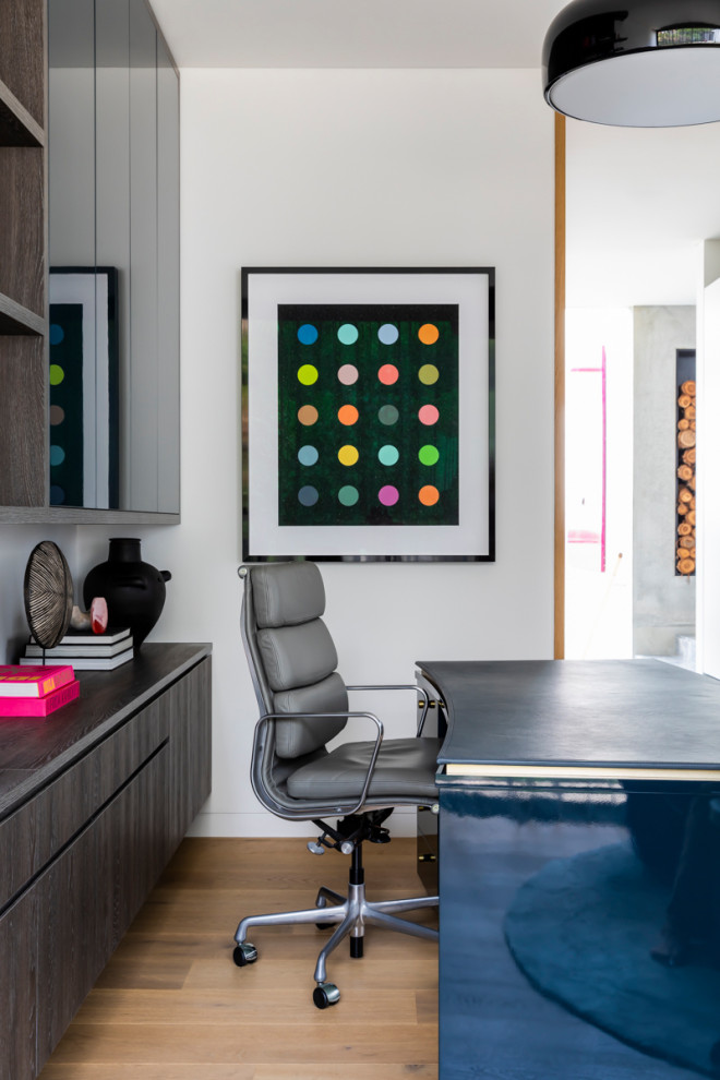 Imagen de despacho actual de tamaño medio con paredes blancas, escritorio independiente y suelo beige