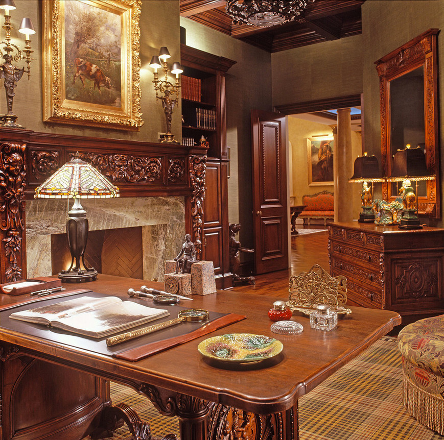 Ejemplo de despacho tradicional extra grande con paredes beige, suelo de madera en tonos medios, todas las chimeneas, escritorio independiente y marco de chimenea de piedra