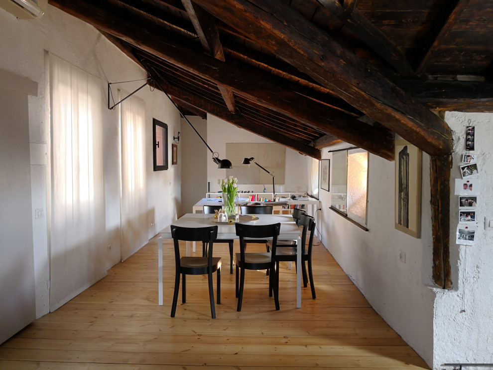 Foto di un grande atelier minimalista con pareti bianche, pavimento in legno massello medio, scrivania autoportante e pavimento beige