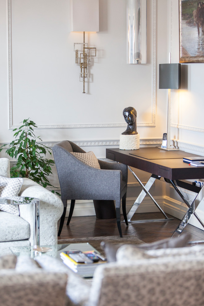 Imagen de despacho contemporáneo con paredes blancas, suelo de madera en tonos medios y escritorio independiente